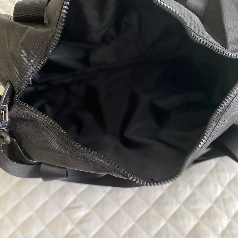 NWT Duffle bag with crossbody strap - Picture 6 of 7